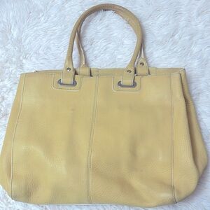 Structured  Leather Tote – Roomy & Functional Everyday Bag